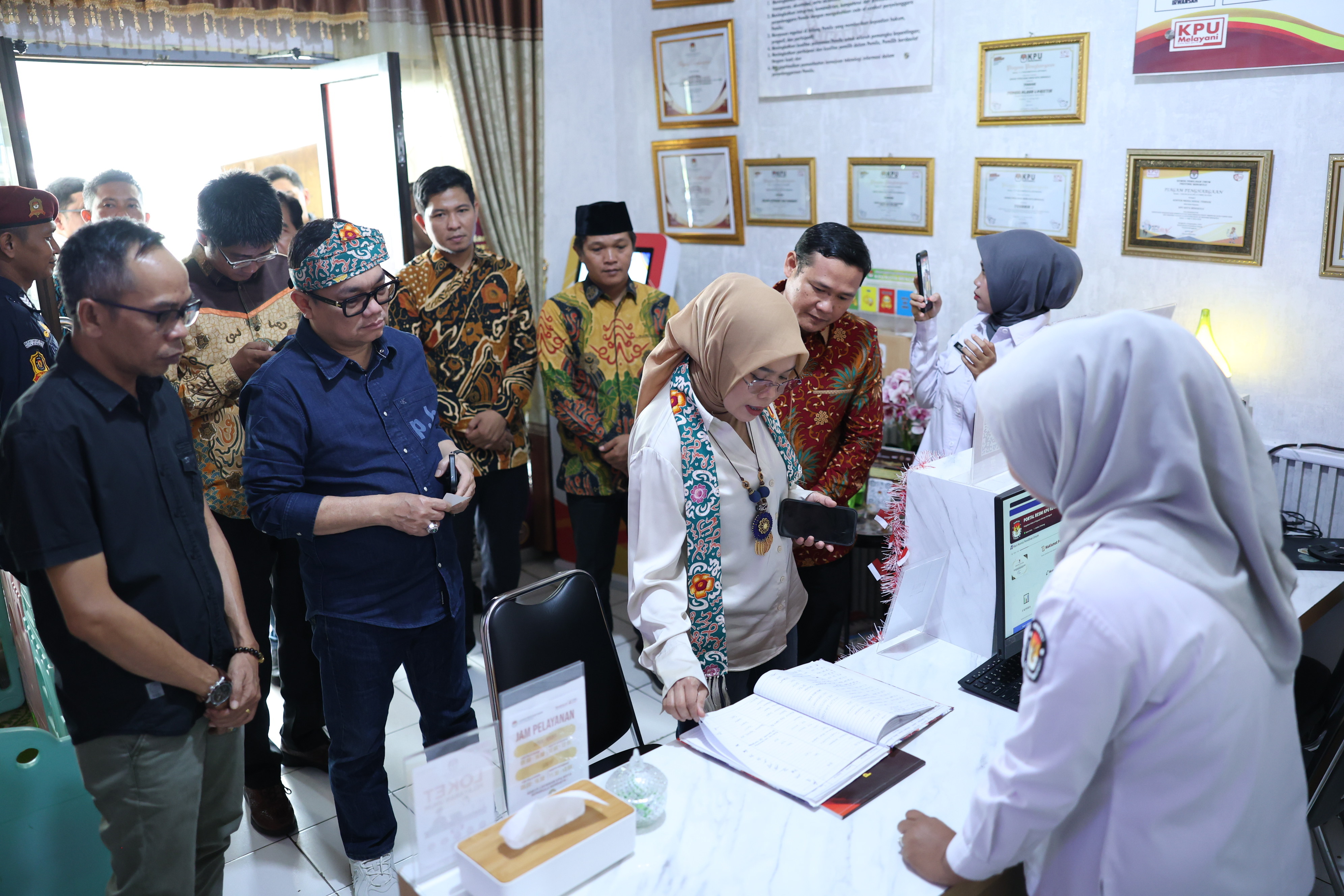 KUNJUNGAN ANGGOTA KPU RI IBU IFFA ROSITA DAN BAPAK PARSADAAN HARAHAP KE PPID KPU KOTA BENGKULU
